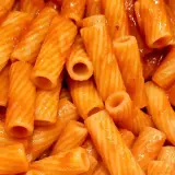 Macarrones rigati cubiertos con una rica salsa de tomate, perfectos para cualquier tipo de salsas para pasta.