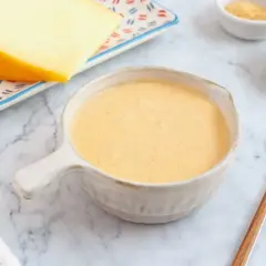 Crema de salsa de queso lista para acompañar tus platillos favoritos.