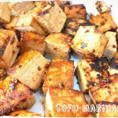 Trozos de tofu dorado y crujiente, perfectos para tus recetas con tofu. Marinado y listo para disfrutar.