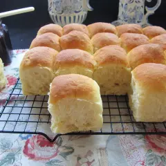 Pan de patata recién horneado, suave y esponjoso, listo para untar con mermelada.