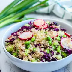 Deliciosa ensalada de quinoa con rábano, edamame y col morada. Un plato fresco y nutritivo.