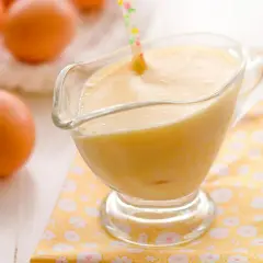 Crema pastelera suave y sedosa, lista para usar, hecha con Thermomix. Huevos frescos en el fondo.