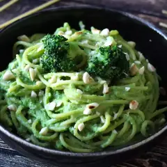 Deliciosa pasta con brócoli cremoso y trocitos de frutos secos, un plato vibrante y nutritivo.