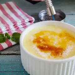 Crema catalana recién hecha con Thermomix, dorando el azúcar con un soplete.