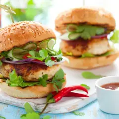 Deliciosa hamburguesa de pollo con pepino, cebolla morada y cilantro fresco. Un toque picante con chiles rojos.