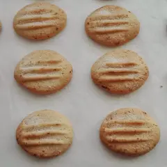 Galletas caseras de pueblo, doradas y espolvoreadas con azúcar, listas para disfrutar.