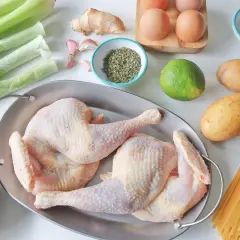 Ingredientes para un reconfortante caldo de gallina: pollo crudo, apio, cebolla, ajo, jengibre, papas, lima, especias, sal y pasta.