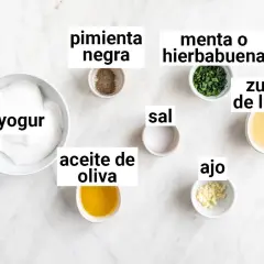 Ingredientes para una deliciosa salsa de yogur: yogur, aceite de oliva, ajo, sal, pimienta negra, menta o hierbabuena y zumo de limón.
