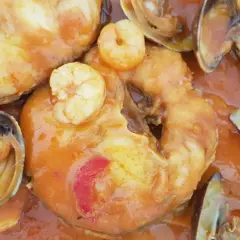 Merluza a la cazuela con gambas y almejas, un plato marinero lleno de sabor.