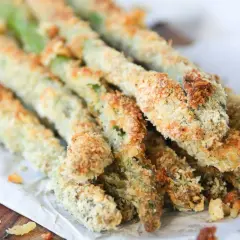 Espárragos verdes crujientes empanizados, perfectos para unas deliciosas recetas de esparragos verdes.