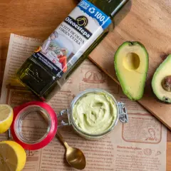 Mayonesa de aguacate cremosa, lista para untar. Ingredientes frescos: aguacates, limones y aceite de oliva virgen extra.