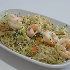 Fideos de arroz con gambas, brotes tiernos y zanahoria, un plato ligero y sabroso.