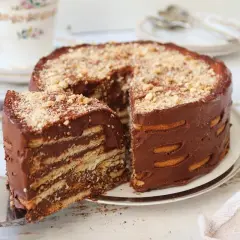Deliciosa marquesa de chocolate, un postre casero con capas de galletas y crema de cacao, espolvoreada con trocitos crujientes.