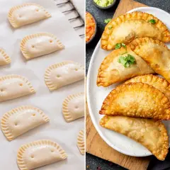 Masa de empanadillas de la abuela cruda y lista para hornear, junto a unas doradas y crujientes ya preparadas.