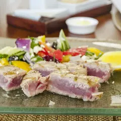Tataki de atún sellado con ensalada fresca y limón.