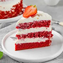 Deliciosa tarta red velvet en capas, cubierta con crema y fresa. Un postre irresistible.