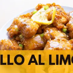 Sabroso pollo al limón crujiente, bañado en una salsa dorada y adornado con rodajas de limón y cebolleta.