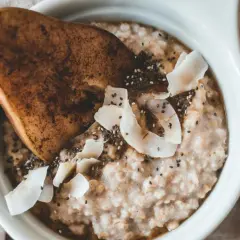 Delicioso porridge de avena con pera, coco rallado y semillas de chía. Un desayuno saludable y nutritivo.