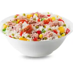 Un tazón blanco lleno de arroz con atún, guisantes, maíz, pimientos y tomates. Una comida fresca y colorida.