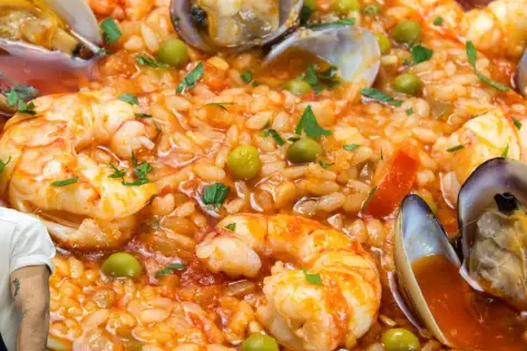 Arroz con marisco, un plato vibrante con gambas, mejillones y guisantes, listo para ser disfrutado.