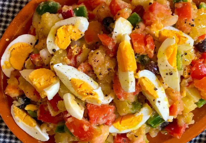 Ensalada campera con patatas, huevos duros, tomate, pimiento y aceitunas. Ingredientes frescos y sabrosos.