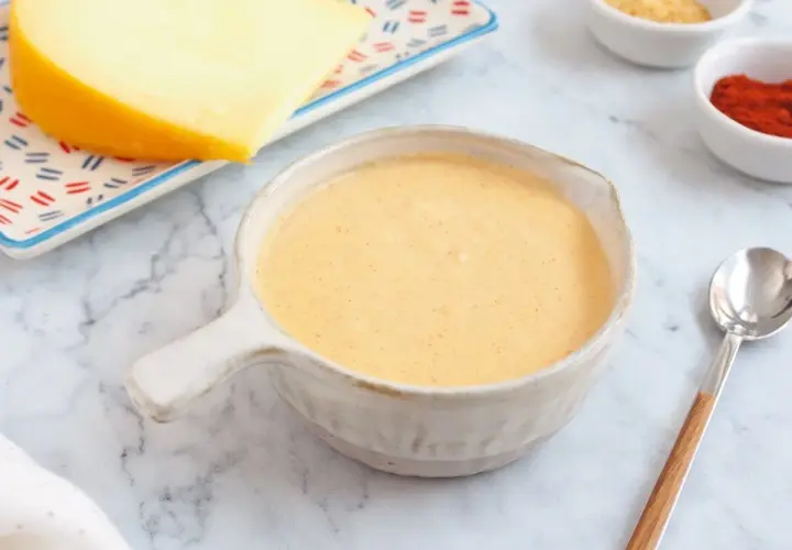 Crema de salsa de queso lista para acompañar tus platillos favoritos.