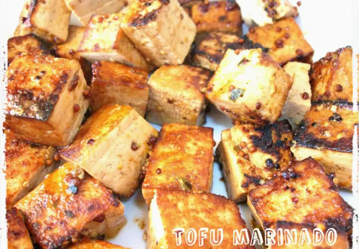 Trozos de tofu dorado y crujiente, perfectos para tus recetas con tofu. Marinado y listo para disfrutar.