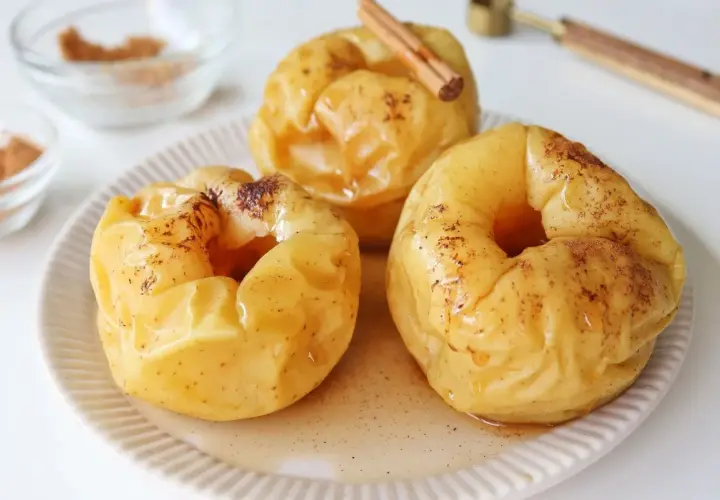 Manzanas asadas al microondas, tiernas y dulces, con canela y un toque de miel. Un postre rápido y delicioso.