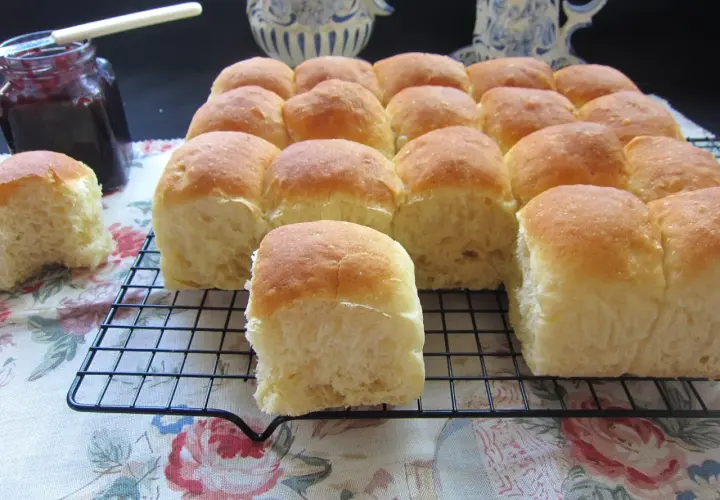 Pan de patata recién horneado, suave y esponjoso, listo para untar con mermelada.