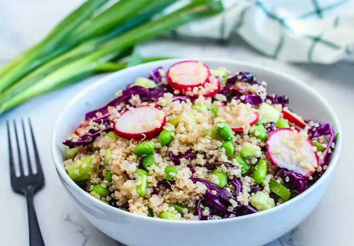 Deliciosa ensalada de quinoa con rábano, edamame y col morada. Un plato fresco y nutritivo.