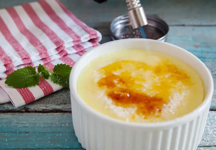 Crema catalana recién hecha con Thermomix, dorando el azúcar con un soplete.
