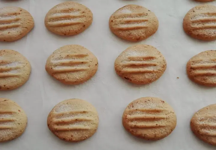 Galletas caseras de pueblo, doradas y espolvoreadas con azúcar, listas para disfrutar.