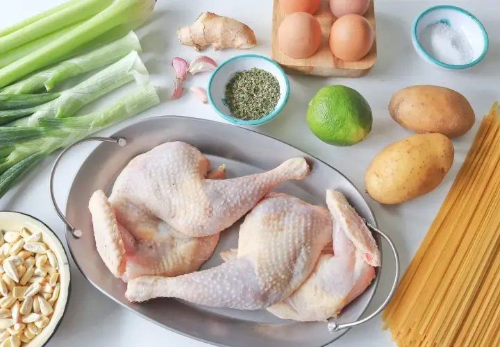 Ingredientes para un reconfortante caldo de gallina: pollo crudo, apio, cebolla, ajo, jengibre, papas, lima, especias, sal y pasta.