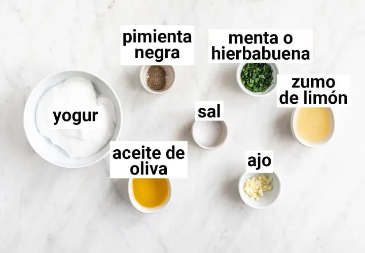 Ingredientes para una deliciosa salsa de yogur: yogur, aceite de oliva, ajo, sal, pimienta negra, menta o hierbabuena y zumo de limón.