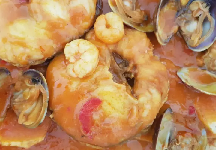 Merluza a la cazuela con gambas y almejas, un plato marinero lleno de sabor.