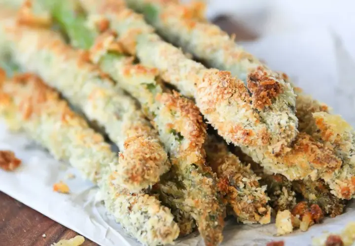 Espárragos verdes crujientes empanizados, perfectos para unas deliciosas recetas de esparragos verdes.