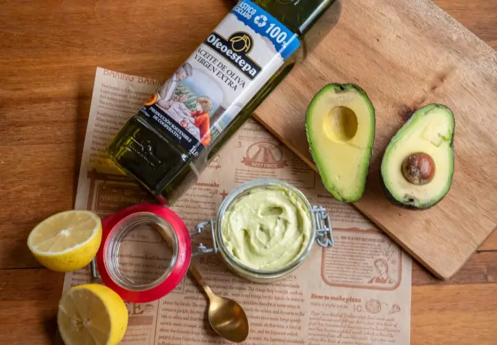 Mayonesa de aguacate cremosa, lista para untar. Ingredientes frescos: aguacates, limones y aceite de oliva virgen extra.