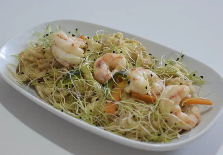 Fideos de arroz con gambas, brotes tiernos y zanahoria, un plato ligero y sabroso.
