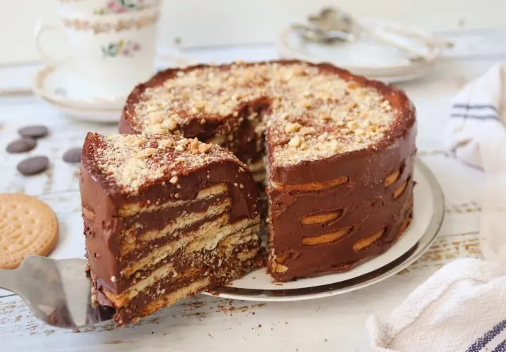 Deliciosa marquesa de chocolate, un postre casero con capas de galletas y crema de cacao, espolvoreada con trocitos crujientes.