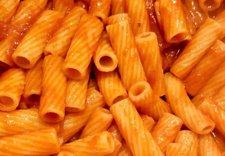 Macarrones rigati cubiertos con una rica salsa de tomate, perfectos para cualquier tipo de salsas para pasta.
