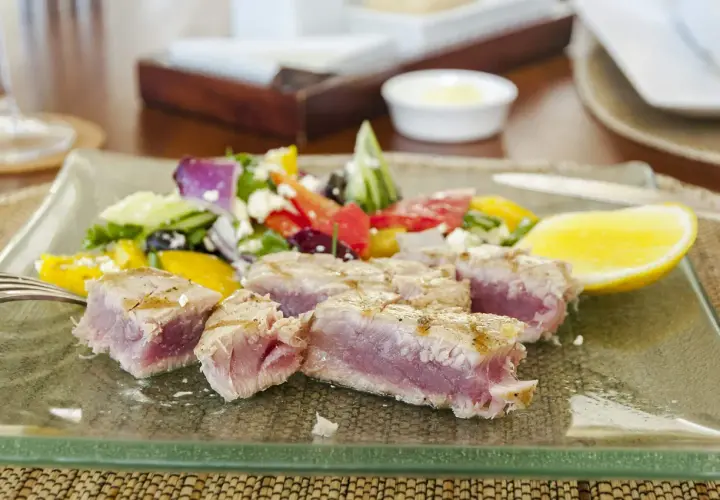 Tataki de atún sellado con ensalada fresca y limón.