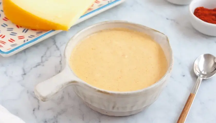 Crema de salsa de queso lista para acompañar tus platillos favoritos.