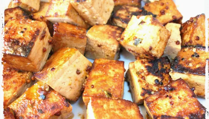 Trozos de tofu dorado y crujiente, perfectos para tus recetas con tofu. Marinado y listo para disfrutar.