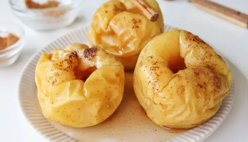 Manzanas asadas al microondas, tiernas y dulces, con canela y un toque de miel. Un postre rápido y delicioso.