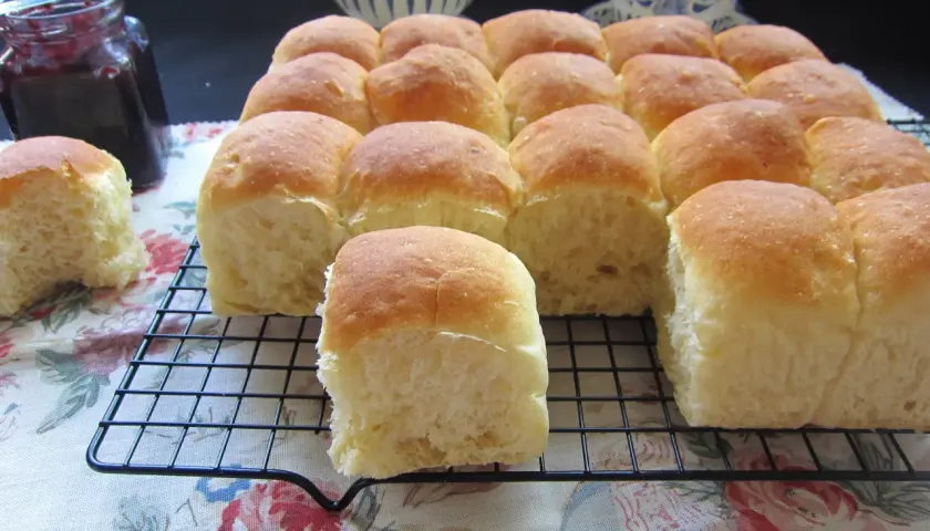 Pan de patata recién horneado, suave y esponjoso, listo para untar con mermelada.