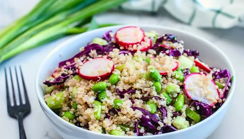 Deliciosa ensalada de quinoa con rábano, edamame y col morada. Un plato fresco y nutritivo.