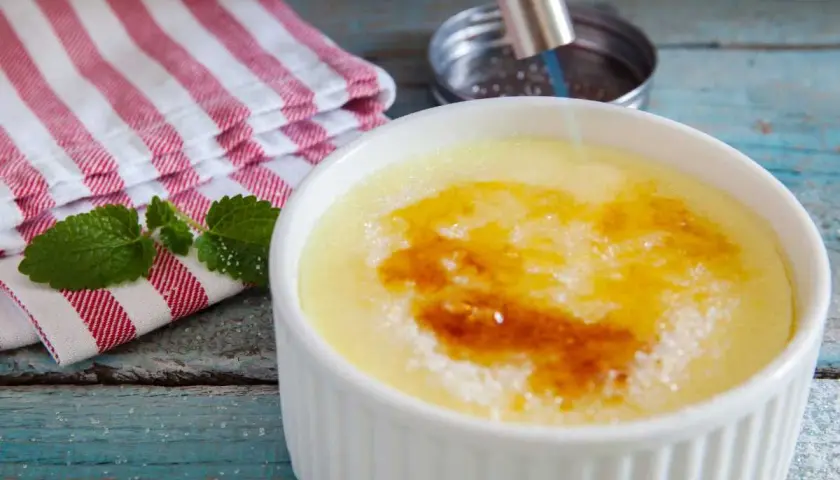 Crema catalana recién hecha con Thermomix, dorando el azúcar con un soplete.