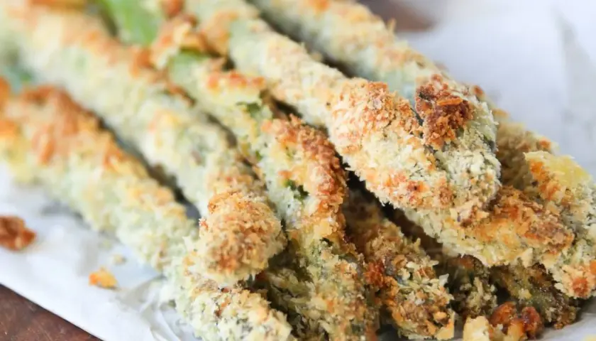 Espárragos verdes crujientes empanizados, perfectos para unas deliciosas recetas de esparragos verdes.