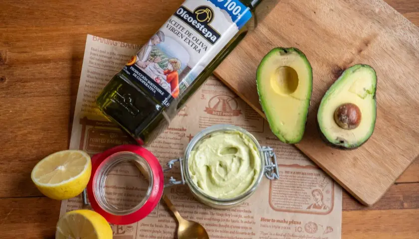 Mayonesa de aguacate cremosa, lista para untar. Ingredientes frescos: aguacates, limones y aceite de oliva virgen extra.