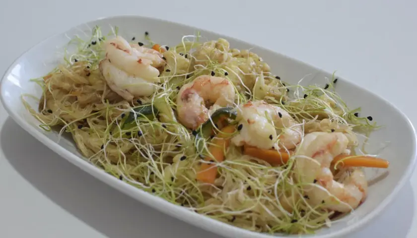 Fideos de arroz con gambas, brotes tiernos y zanahoria, un plato ligero y sabroso.